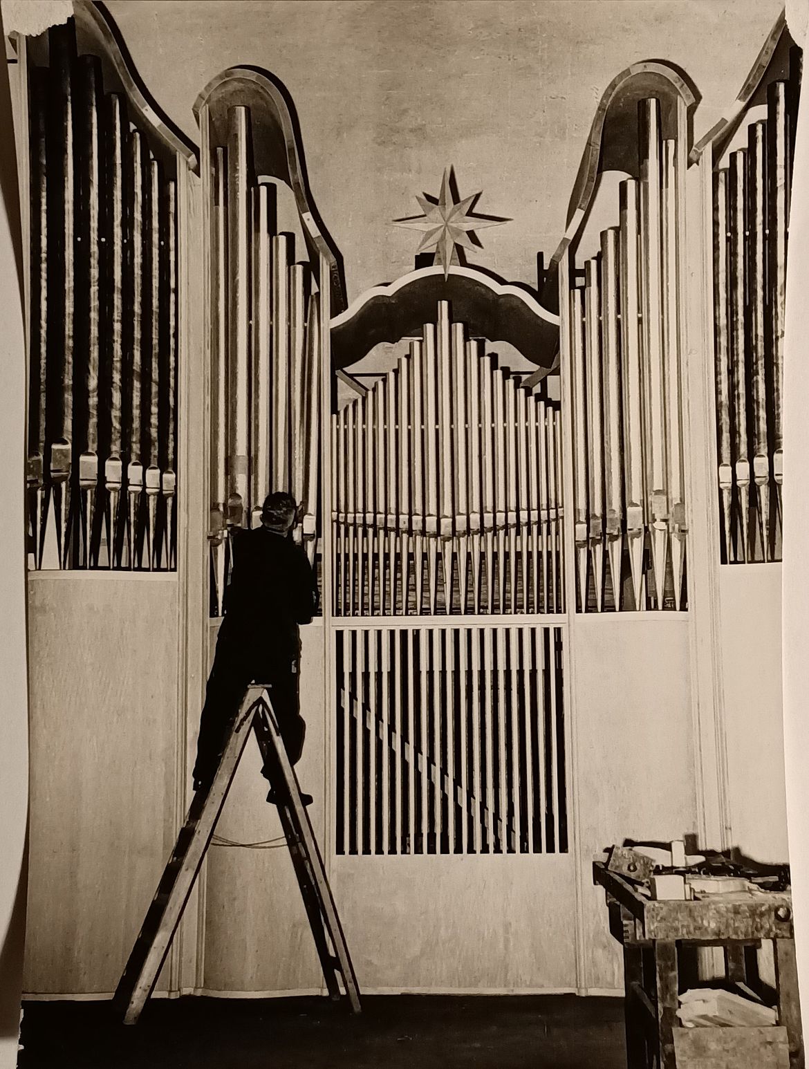 Einbau der Orgel 1963 - Foto: Chronik der Katholischen Kirchengemeinde Salvator Lichtenrade