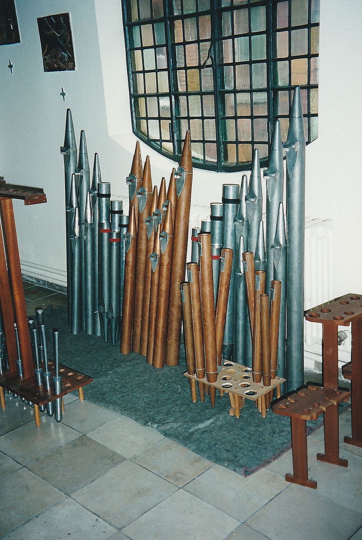 Generalsanierung 1996 - ausgebaute Orgelpfeifen auf der Seitenempore; Foto: Sonja Schek