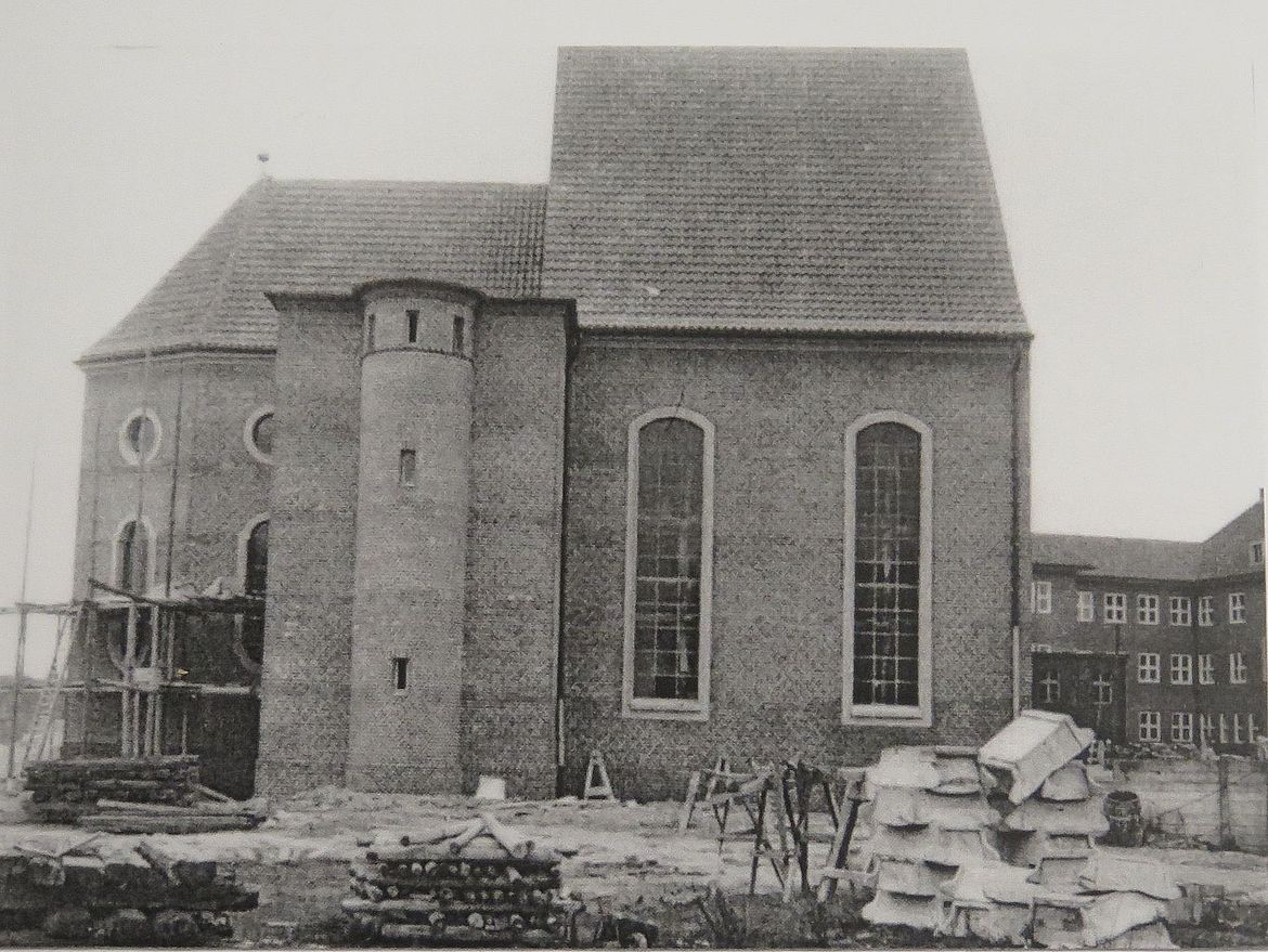Kirche im Bau ca. 1932, Pfarrhaus im Hintergrund