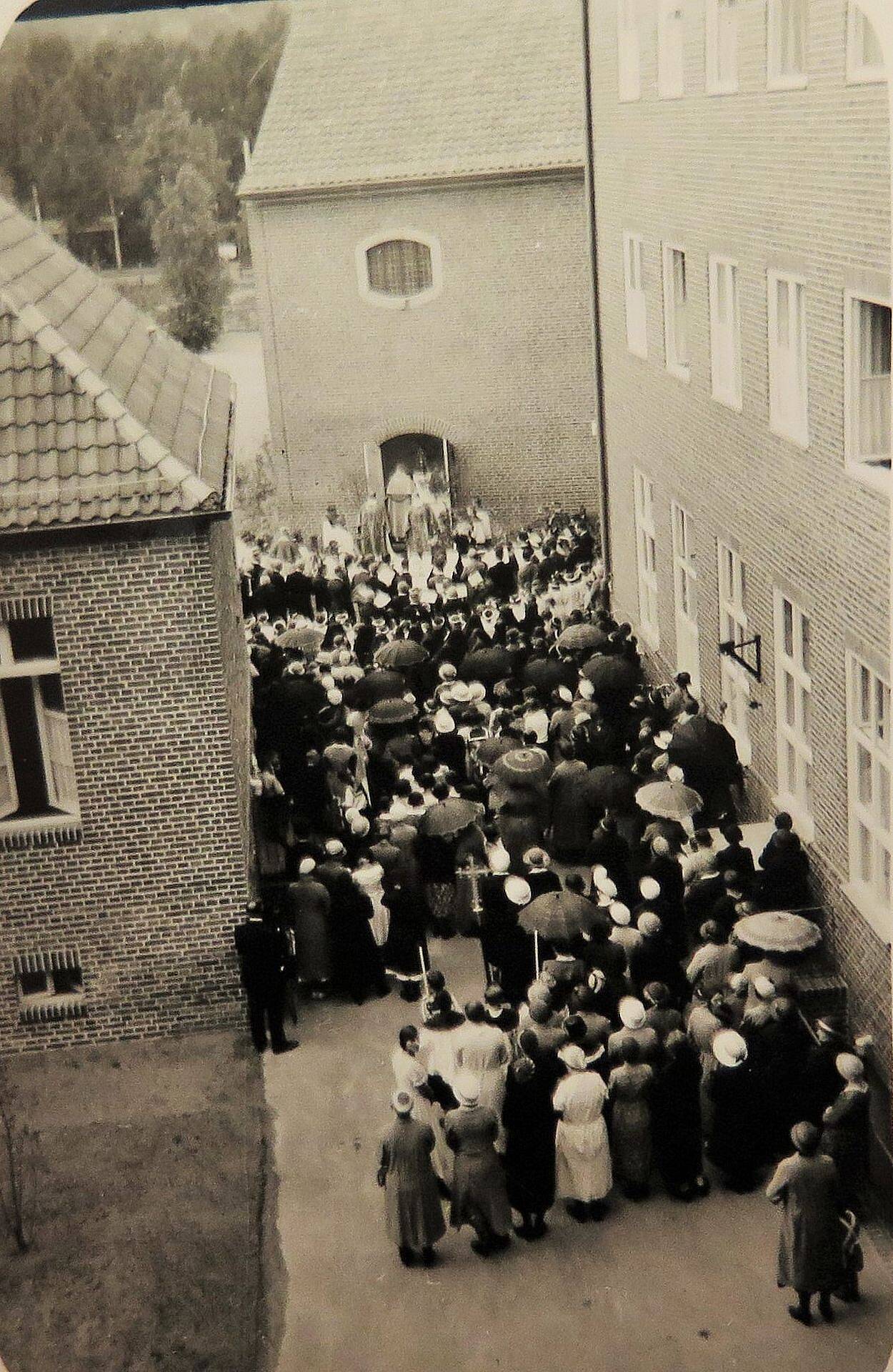Eingang Seitenschiff neben dem Krankenhaus 1934