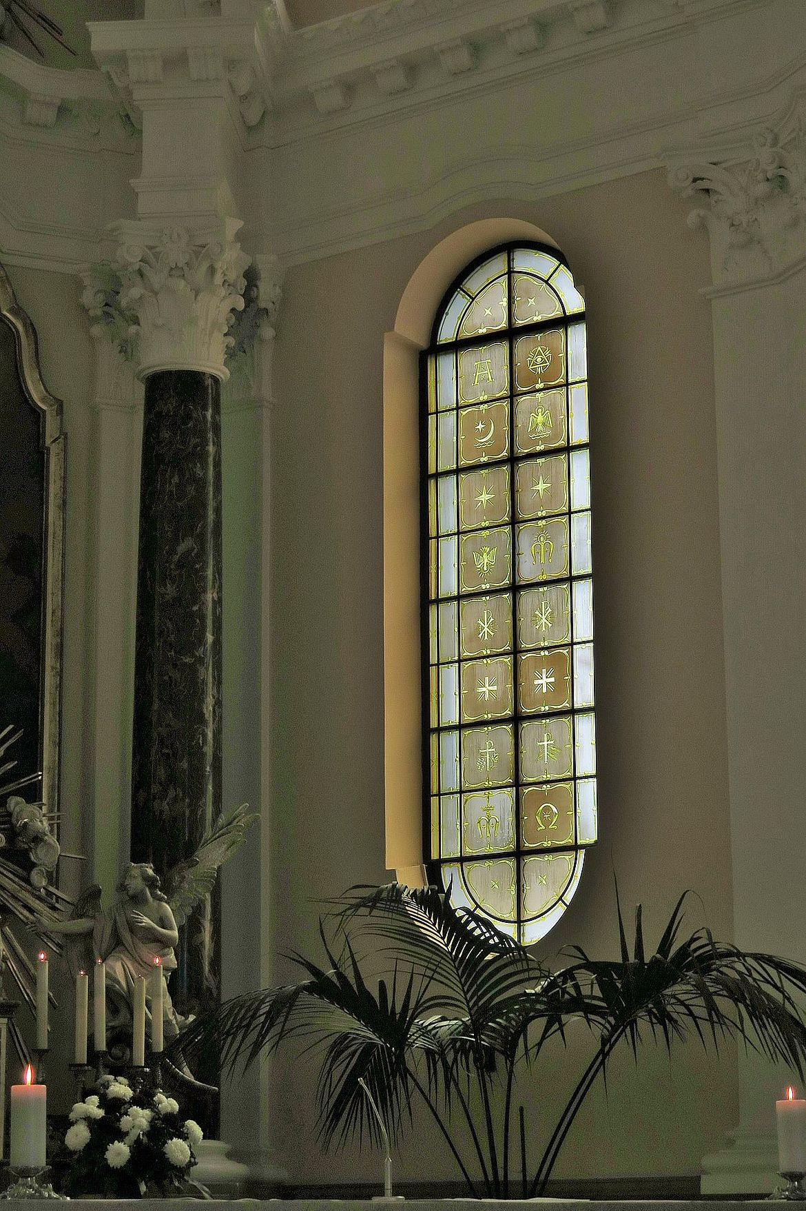 Chorfenster Ornamente Credo nach Entwürfen von Charles Crodel, 1948/49 - Salvatorkirche Lichtenrade, Aufnahme 2022