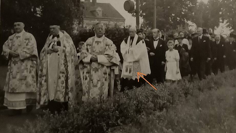 Pfarrer Dröder am 25. Juli 1949 auf dem Weg zur Salvatorkirche - Foto: Chronik Katholische Kirchengemeinde Salvator - Lichtenrade