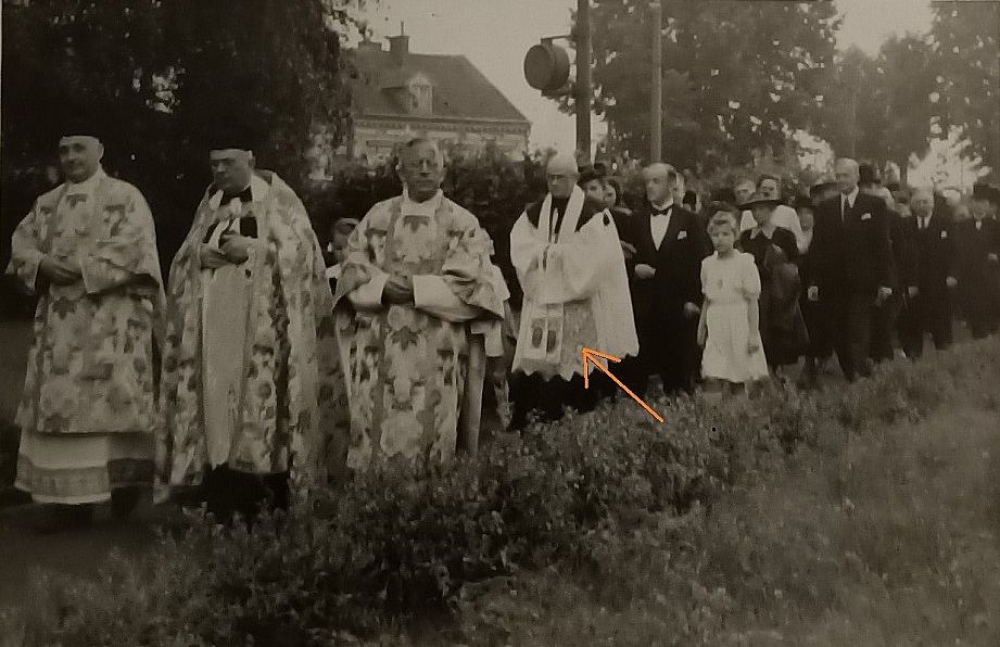 Pfarrer Dröder am 25. Juli 1949 auf dem Weg zur Salvatorkirche - Foto: Chronik Katholische Kirchengemeinde Salvator - Lichtenrade