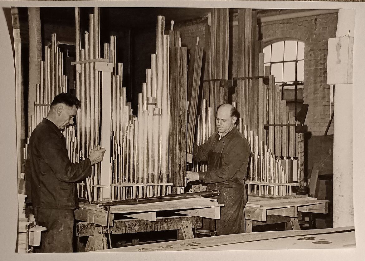 Bau der Orgel 1963 bei der Firma Seifert - Foto: Chronik der Katholischen Kirchengemeinde Salvator