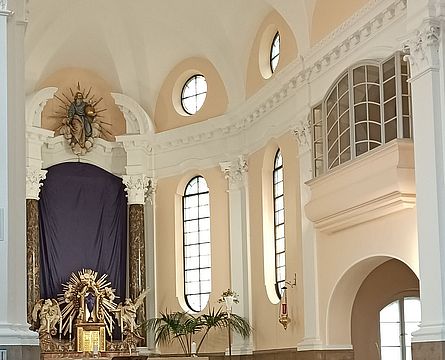 Altar der Salvator-Kirche Berlin-Lichtenrade ; Aufnahme: 10. April 2022