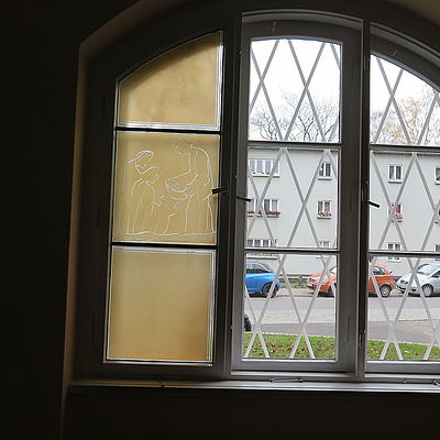 Salvator Lichtenrade Ministrantenchor, linkes Fenster: L. Gies Werke der Barmherzigkeit am 15.11.2021