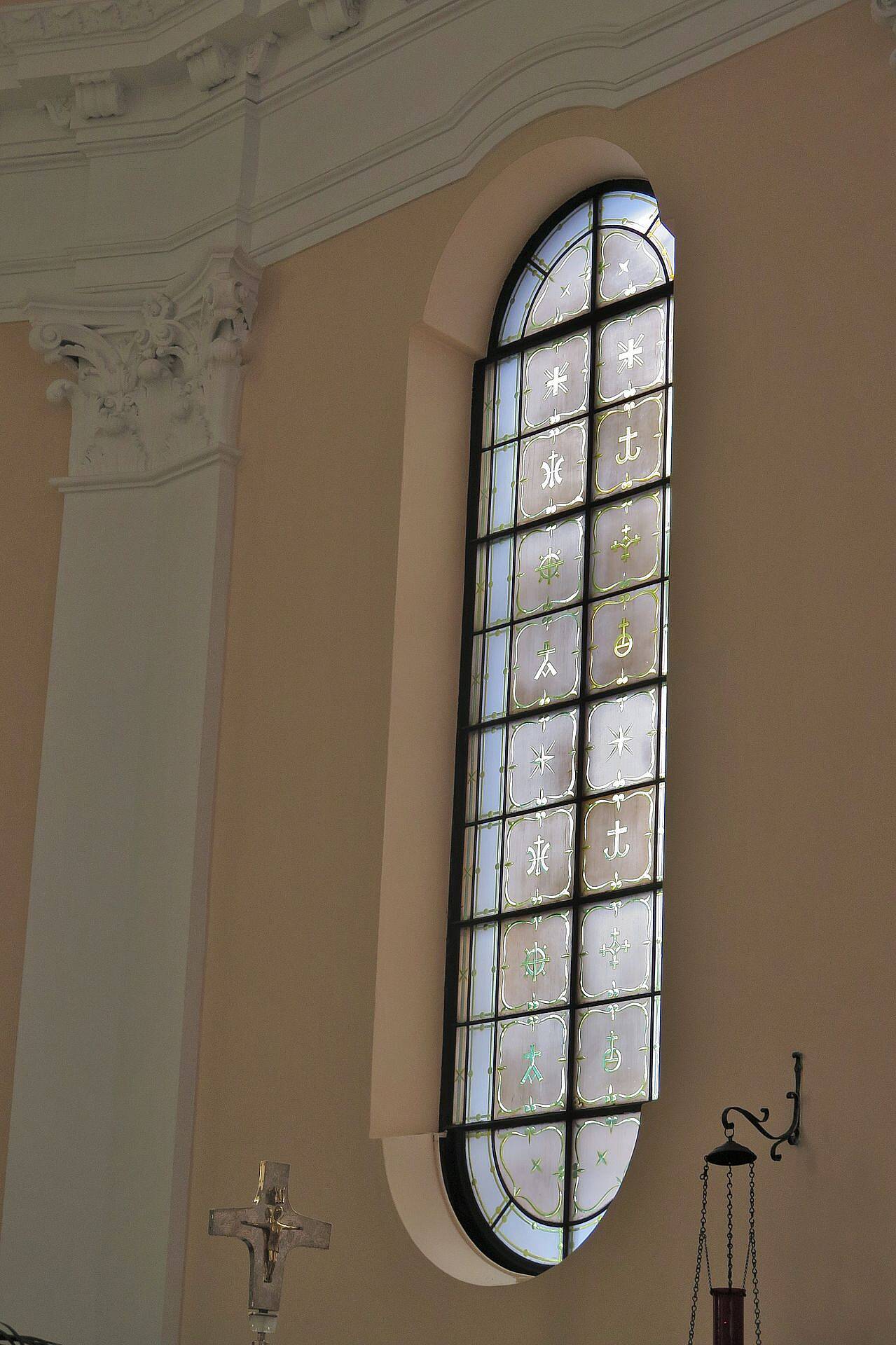 Chorfenster Ornamente Christussymbole nach Entwürfen von Charles Crodel, 1948/49 - Salvatorkirche Lichtenrade, Aufnahme 2022
