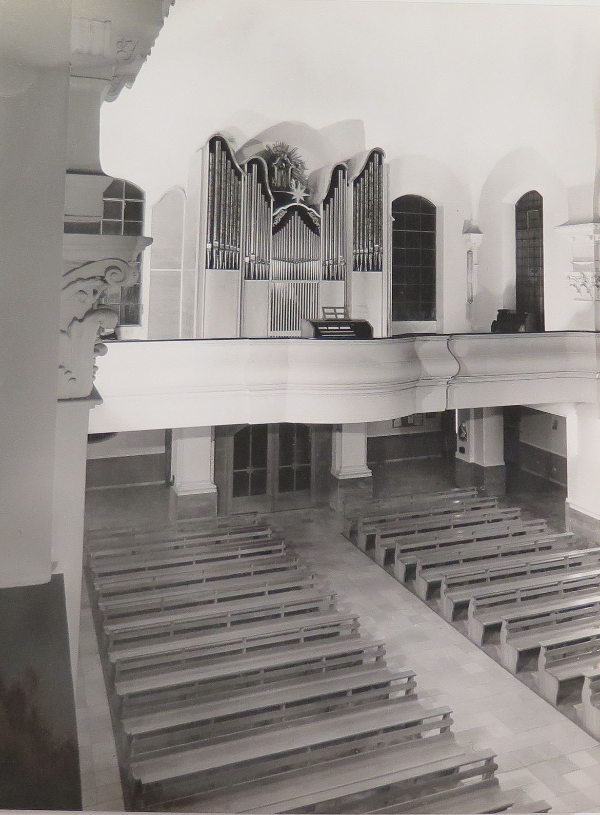 Orgel nach 1963 mit Tabernakelaufsatz - Foto: Chronik der Katholischen Kirchengemeinde Salvator Lichtenrade