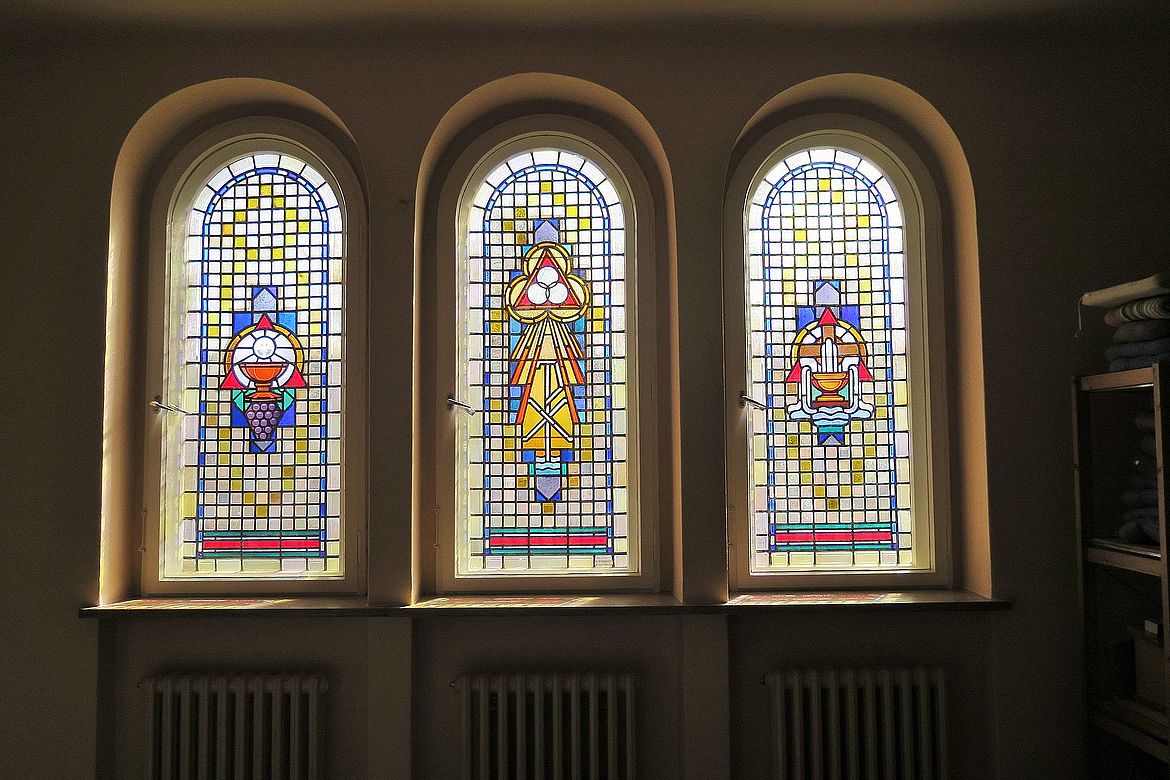 Fenster im Meditationsraum, nach Entwürfen von Sr. Ludgeris - Salvatorkirche Lichtenrade, Aufnahme 2022