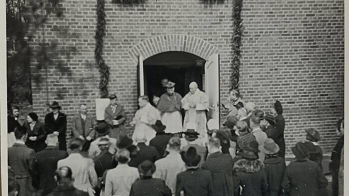 Bischof von Preysing, 23. April 1939, verlässt die Salvatorkirche nach der Firmung - Chronik der Katholischen Kirchengemeinde Salvator-Lichtenrade