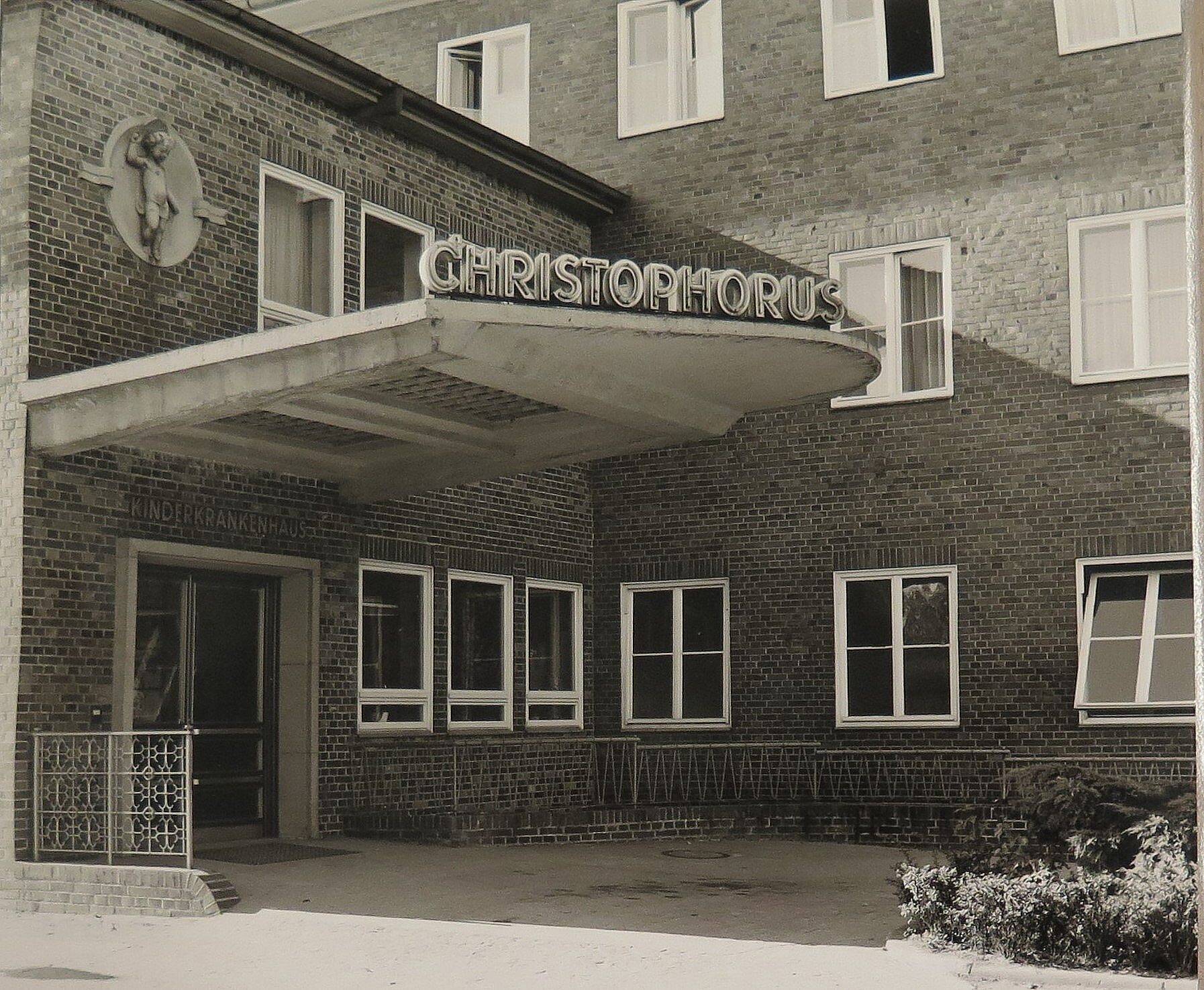 Hauptportal des St. Christophorus-Kinderkrankenhauses