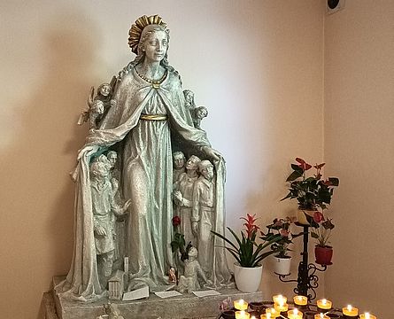 Schutzmantelmadonna Katholische Kirche Salvator in Berlin-Lichtenrade; Skulptur von Hildegard Jahn-Wiegel 1957