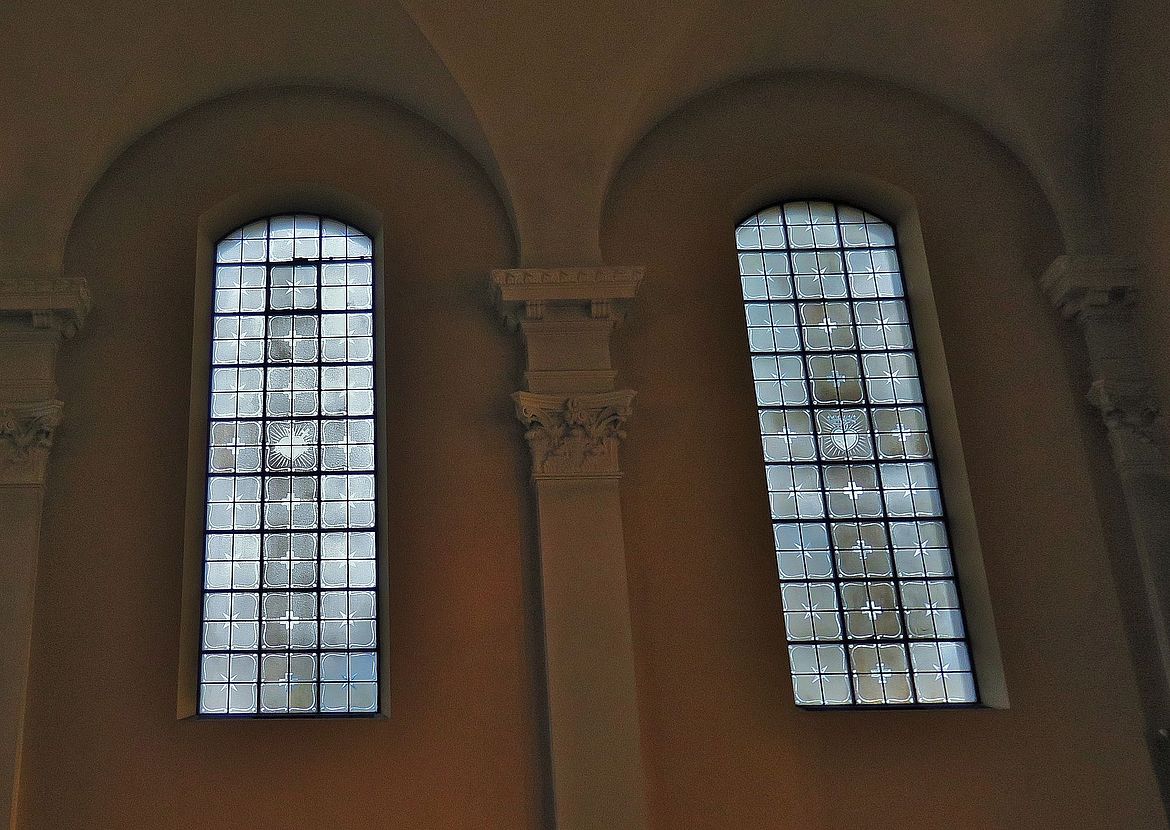 Fenster Herz Jesu und Herz Mariae nach Entwürfen von Charles Crodel - Salvatorkirche Lichtenrade, Hauptschiff, Aufnahme 2018
