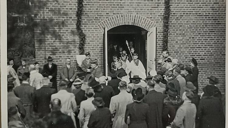 Bischof von Preysing verlässt nach der Firmung am 23. April 1939 die Kirche - Chronik der Katholischen Kirchengemeinde Salvator-Lichtenrade