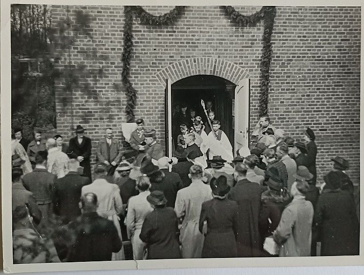 Bischof von Preysing verlässt nach der Firmung am 23. April 1939 die Kirche - Chronik der Katholischen Kirchengemeinde Salvator-Lichtenrade