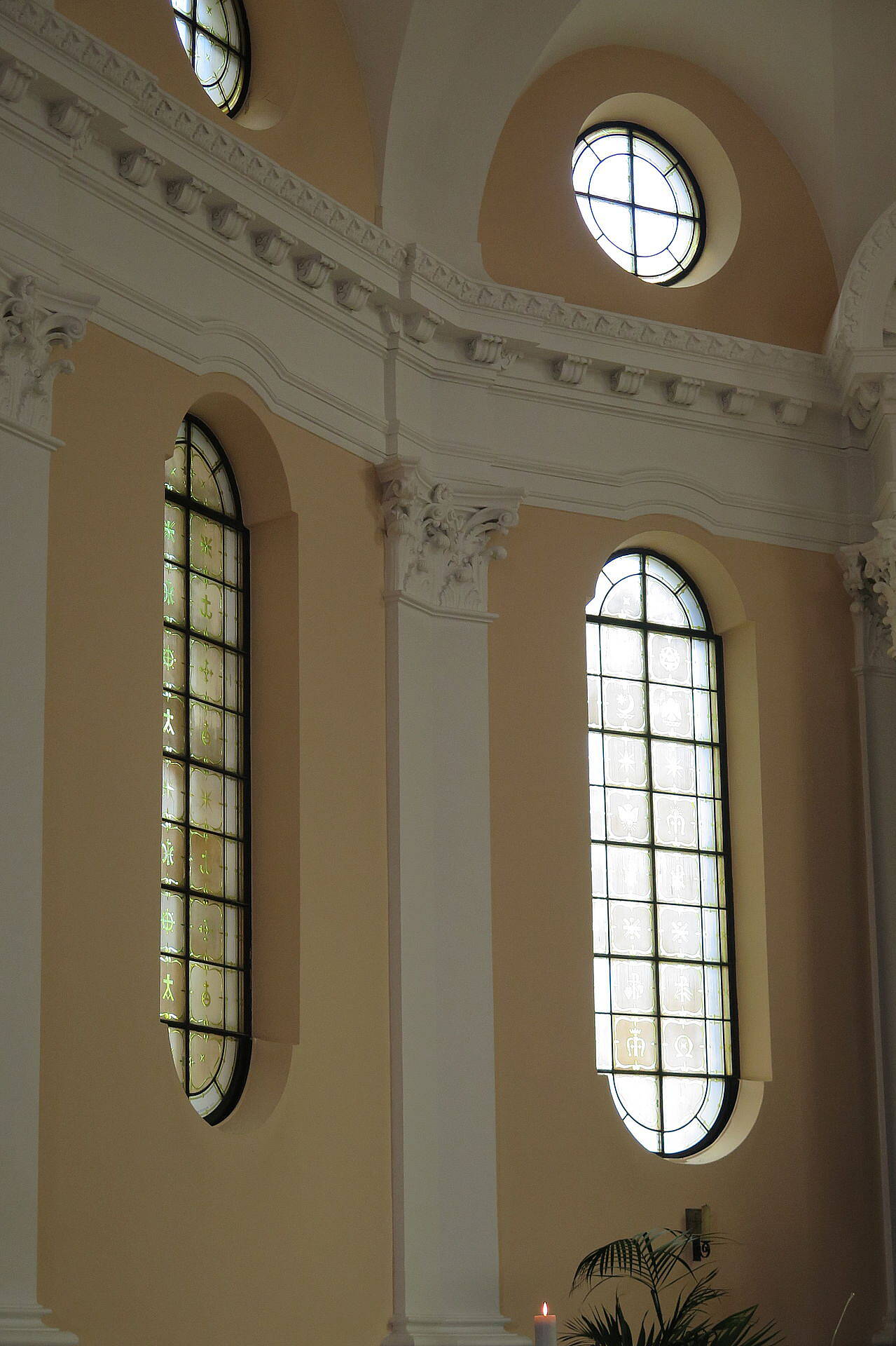 Fenster im Altarraum nach Entwürfen von Charles Crodel, 1948/49 - Salvatorkirche Lichtenrade, Aufnahme 2022