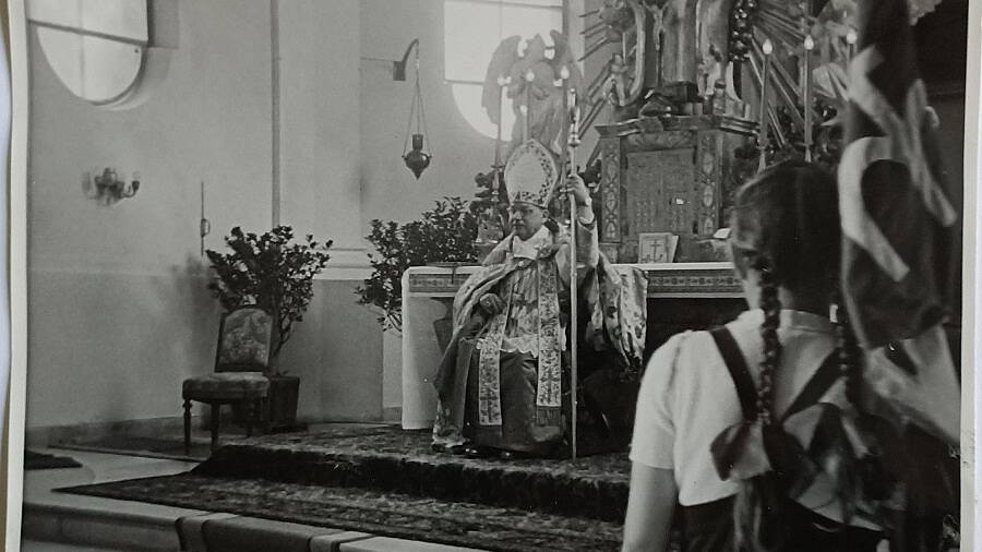 Bischof von Preysing 1946 während der Firmung in der Salvatorkirche - Chronik der Katholischen Kirchengemeinde Salvator-Lichtenrade
