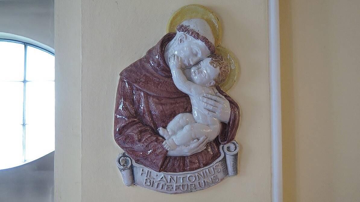 Hl. Antonius, Majolika, Hans Faulhaber 1942 - Salvator-Kirche Berlin-Lichtenrade