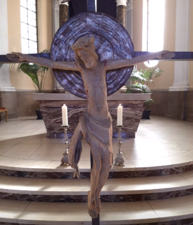 Vortragekreuz der ehemaligen Kirche Zu den Heiligen Martyrern, Hans Wachter 1977 - Screenshot aus "Karmette 2020", Foto S. Schek