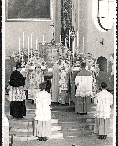 Julius Kardinal Döpfner bei der Firmung am 26. Mai 1960 - Original im Archiv der SMMP