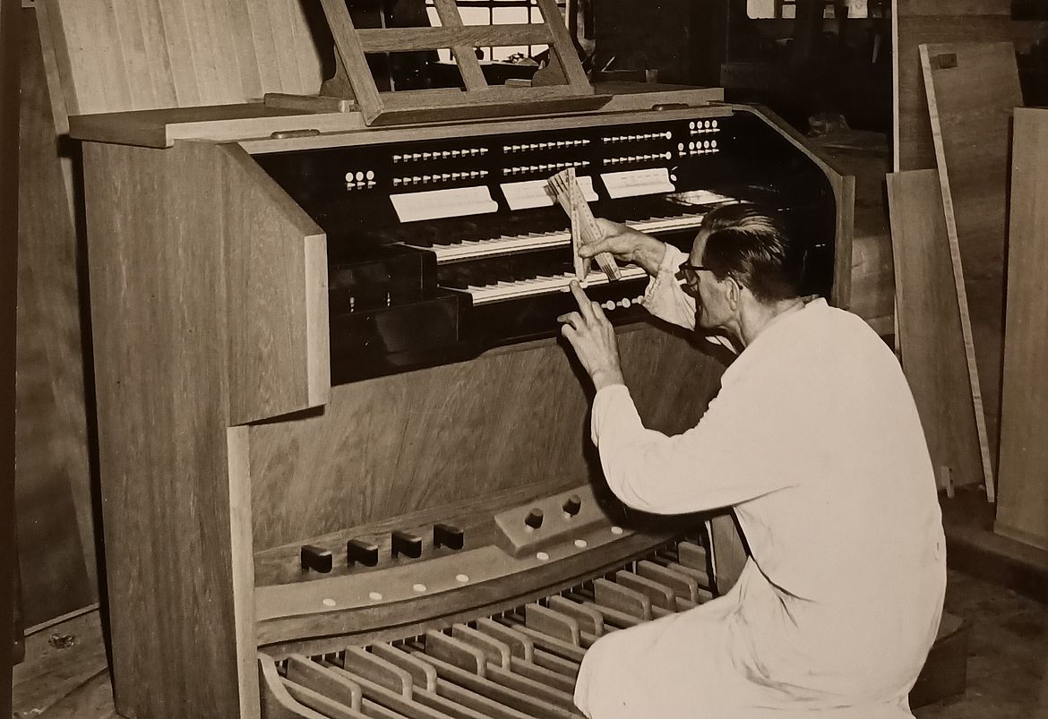 Bau des Spieltisches 1963 - Foto: Chronik der Katholischen Kirchengemeinde Salvator Lichtenrade