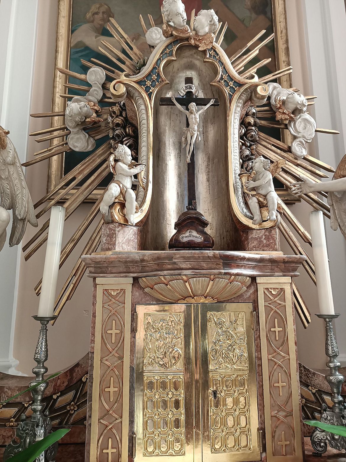 Altarkreuz und Tabernakel der Salvator-Kirche Berlin-Lichtenrade