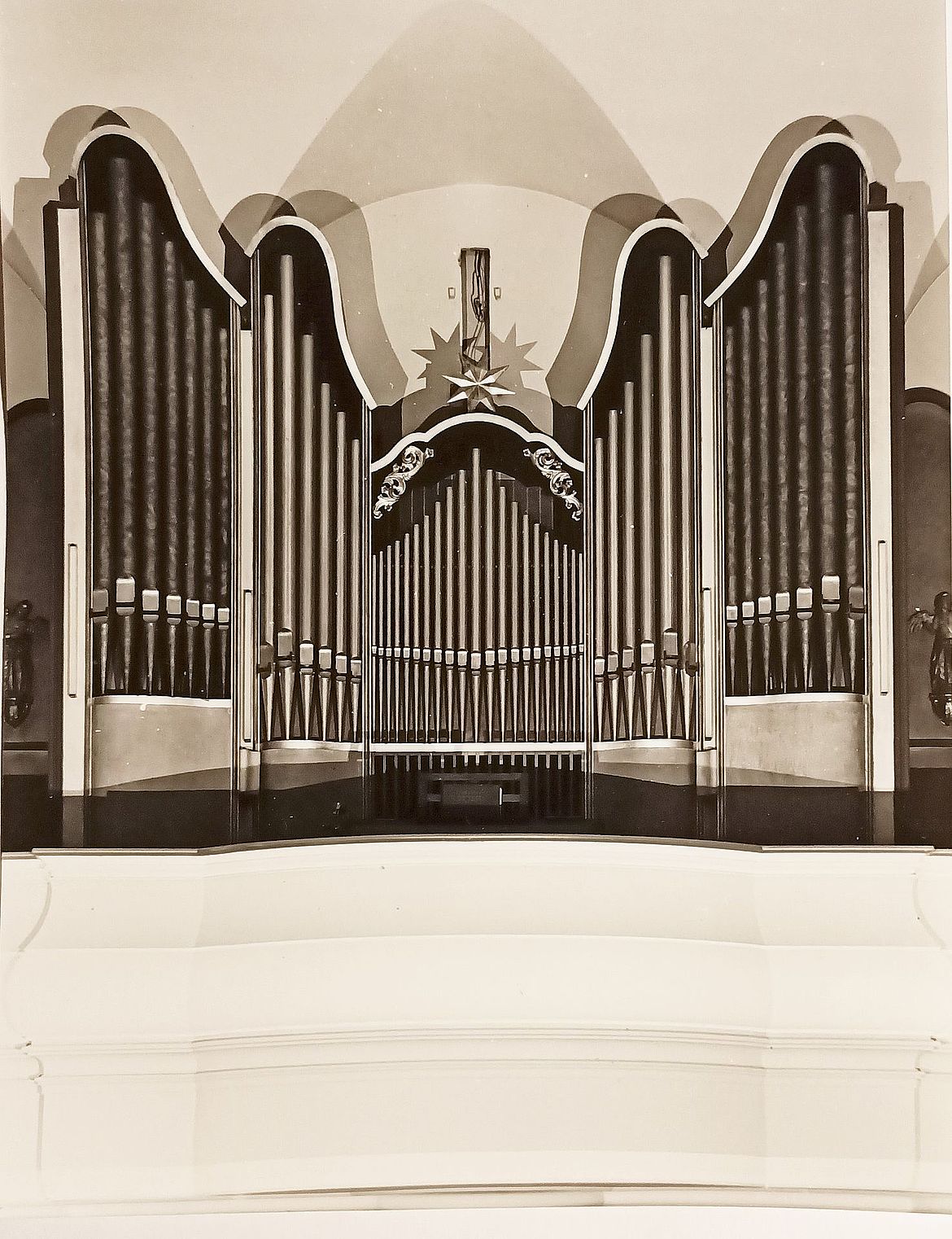 Orgel beim Einbau 1963 mit Engelfiguren, noch ohne Tabernakelaufsatz - Foto: Privatbesitz
