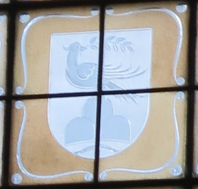 Wappen Papst Pius XII., Hauptschiff-Fenster neben der Orgelempore, Charles Crodel 1958 - Salvatorkirche Lichtenrade